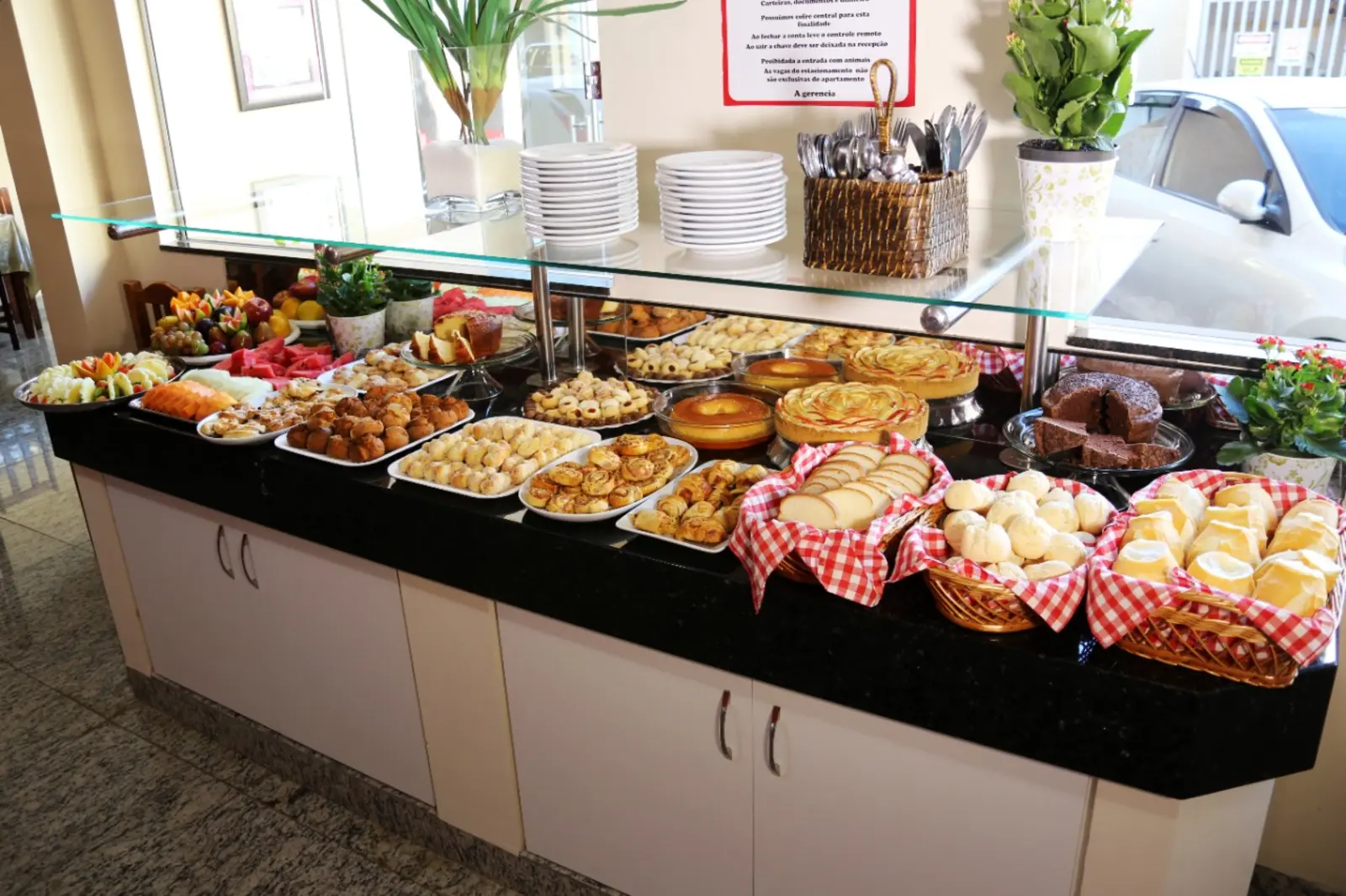 Balcão de catering com pratos doces e salgados variados servidos para evento